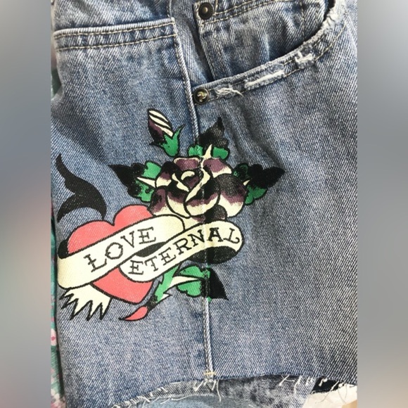 Ed Hardy Love Eternal Light Vintage wash raw hem jeans Shorts WEHD8000-4 size XL - Picture 3 of 6